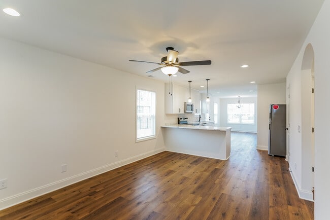 Photo - 658 19th Ave W