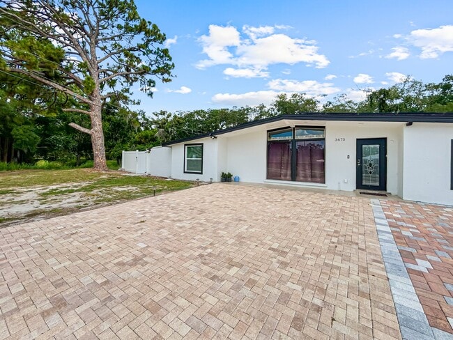 Building Photo - 3675 Prudence Dr