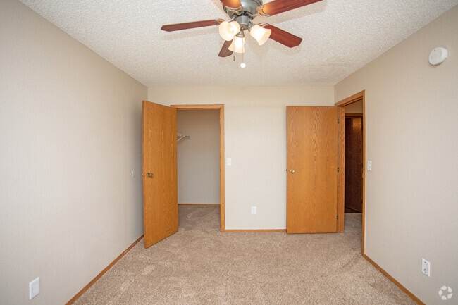 2BR, 1BA - 972 SF