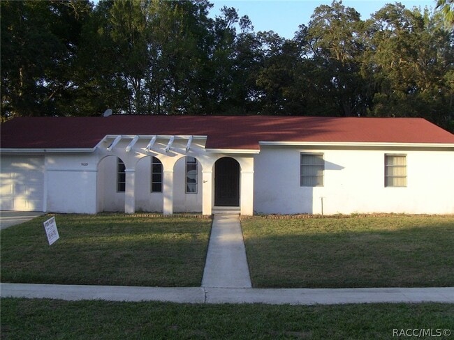 Building Photo - 9081 N Golfview Dr