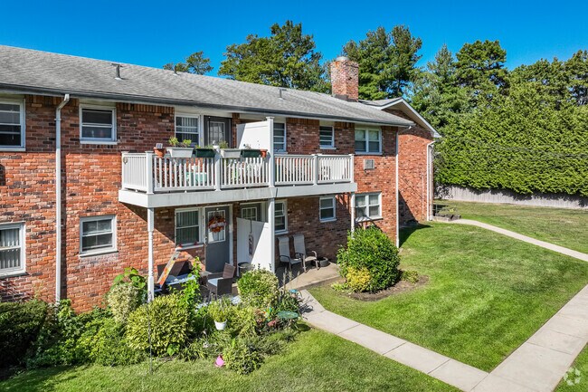 Maple Crest Apartments at Dix Hills