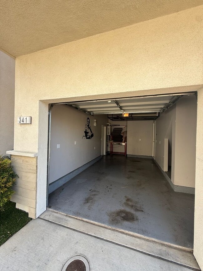 Photo - 2 bed | 2.5 bath | 1014 SF | 1 Car Garage | Tri-level condominium| Tenant pays $150 WS&G