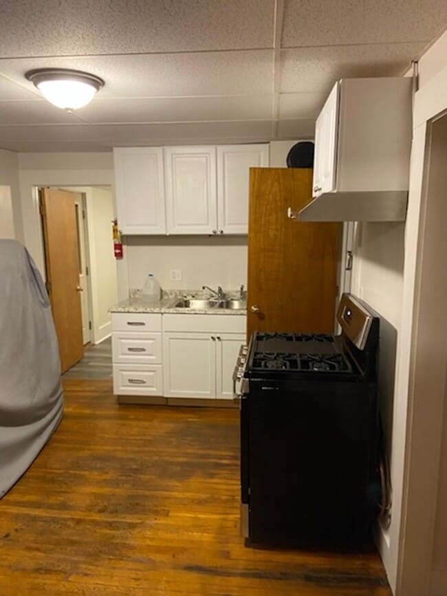 Building Photo - Weston Randolph Apartments -18 Unit 6