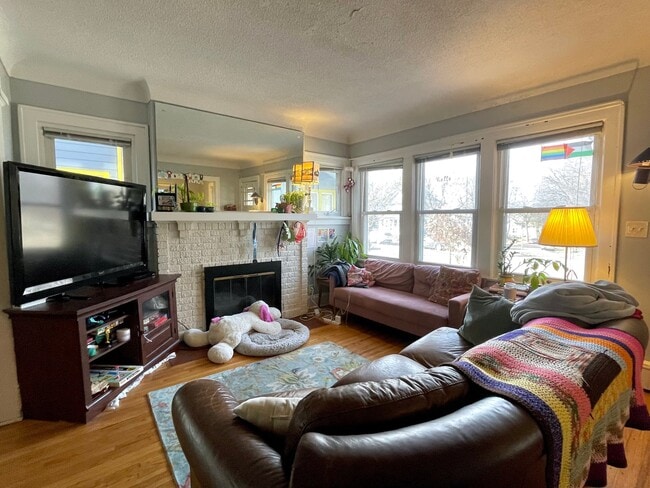 Photo - 2080 Roblyn Ave