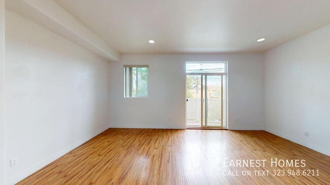 Building Photo - 11622 Oxnard St