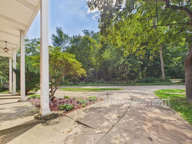 1323 Hilton Dr