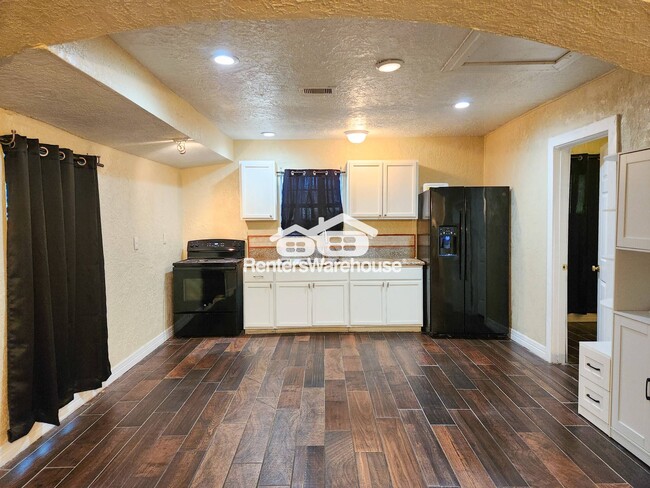Photo - 2222 Hogg St