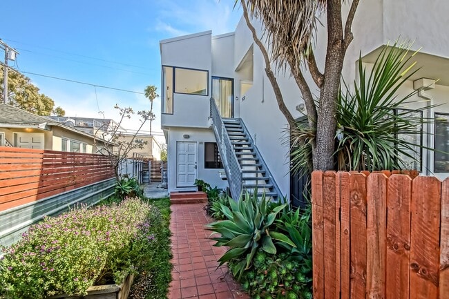 Building Photo - MODERN & BRIGHT. TOP-FLOOR, 4BR3BA HOUSE-LIKE APARTMENT W/ OPEN FLOOR PLAN, 3 DECKS FOR INDOOR/OU...