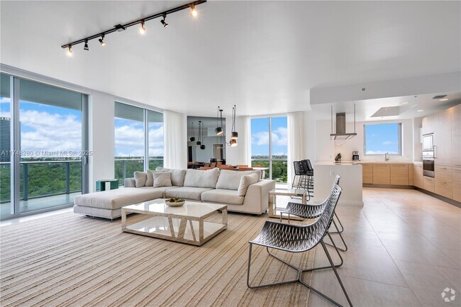 Building Photo - 17111 Biscayne Blvd Unit 802 Rental