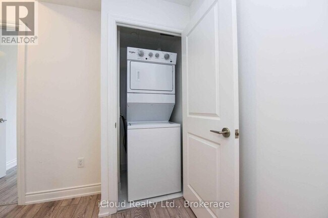 Photo - 1050 Main St E Unité 223