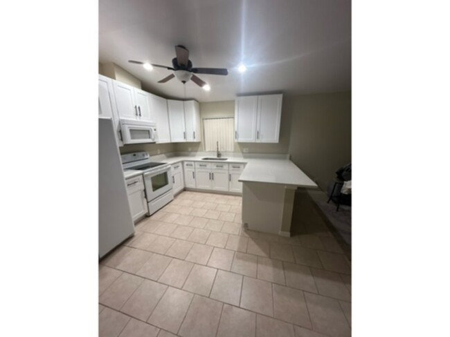 2 Bedroom 2 Bath Duplex with Garage! SW Ca... - 2 Bedroom 2 Bath Duplex with Garage! SW Ca... Casa