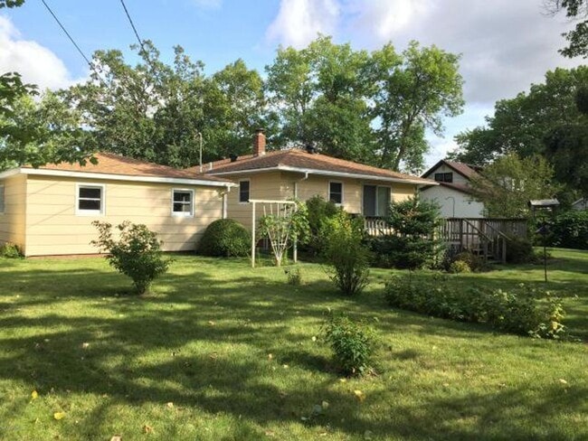 Building Photo - 4 Bedroom 2 Bathroom Home