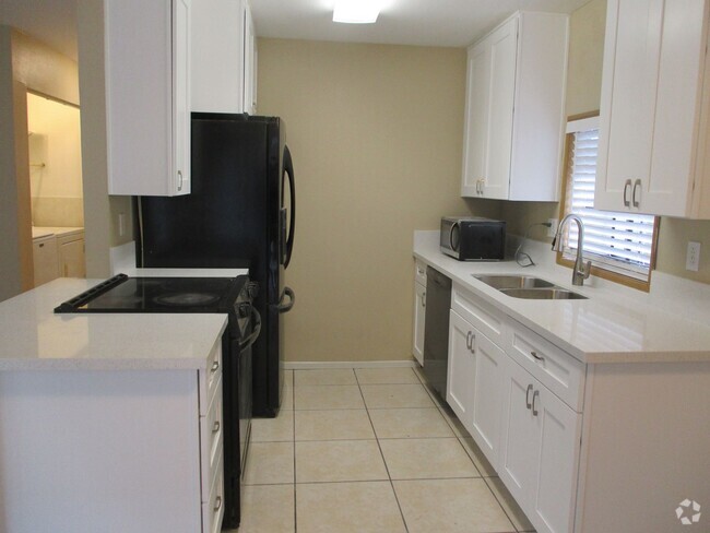 Building Photo - Very nice 2 bedroom 1.5 bath 1st floor condo