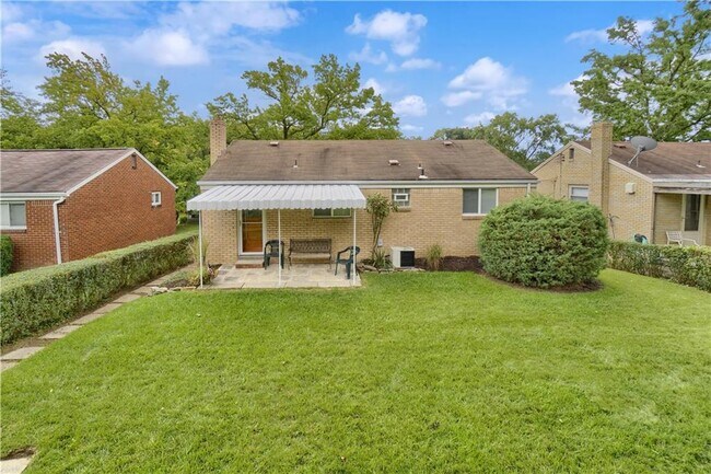 Photo - 1340 Kinmount St