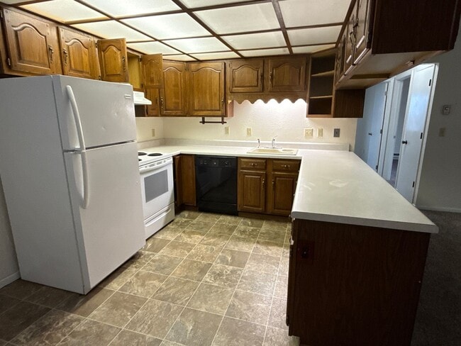 Building Photo - Broadway Manor Unit #6