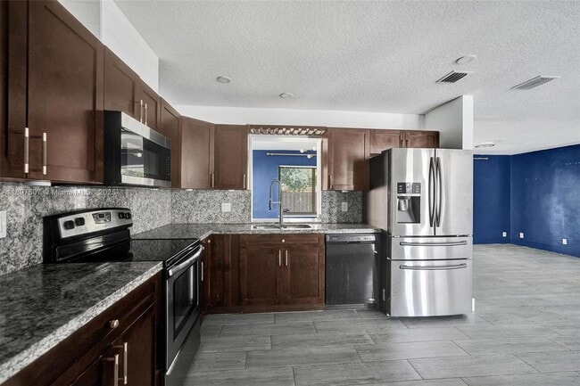 Photo - 8105 SW 10th St