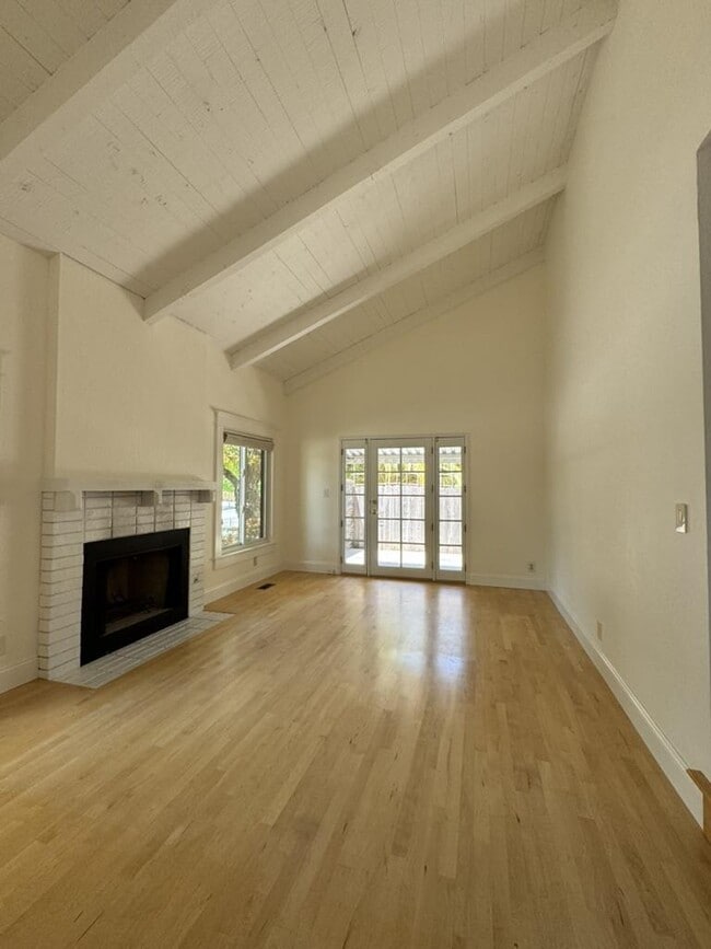 Photo - 730 University Dr