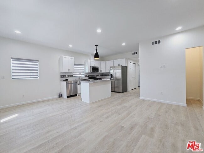 Building Photo - 2826 3/4-2824 Leeward Ave Rental