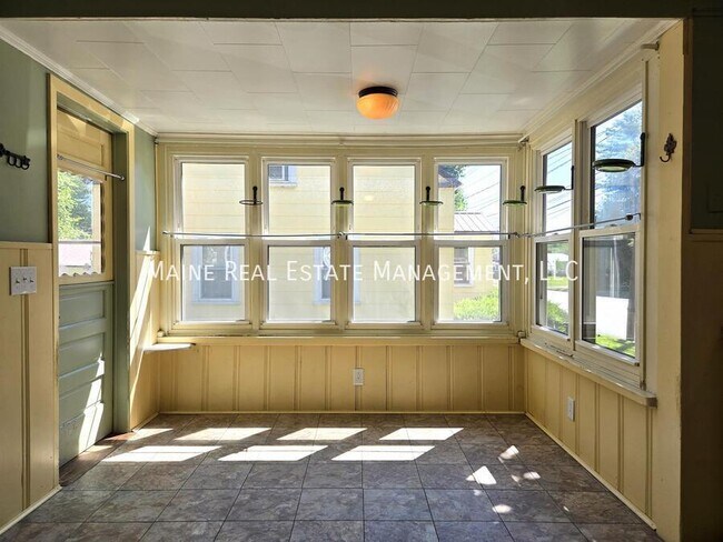 Photo - 885 Minot Ave