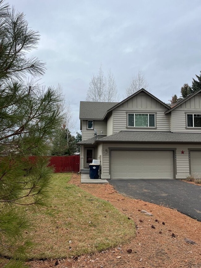 Photo - Charming 3-Bdr/2.5 bath located just blocks from Sisters Elementary School!