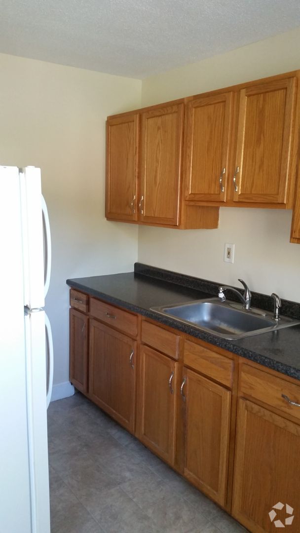 Building Photo - Two Bedroom Townhouse Apartment Unit 19-04