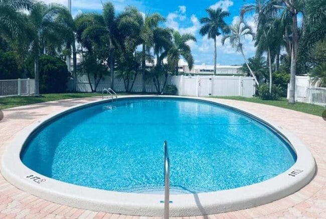 Building Photo - 1801 NE 62nd St Unit 105