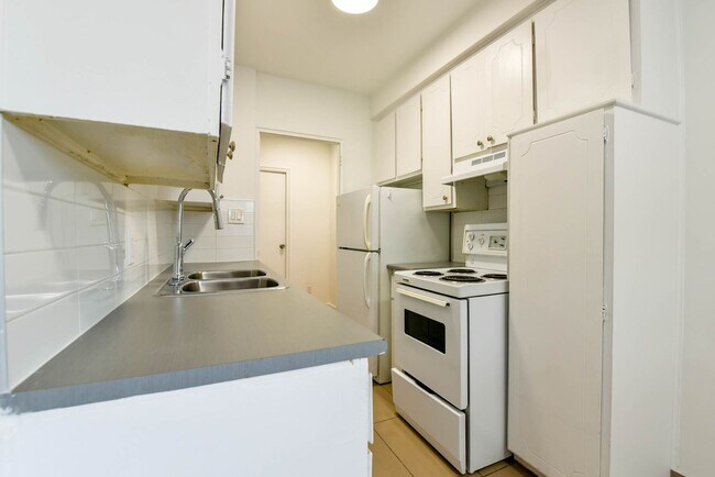 Building Photo - 809 Av. Bloomfield Unit 303