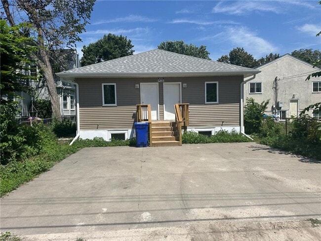 Photo - 468 Thomas Ave W