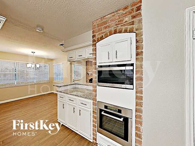 Photo - 2511 Riverlawn Dr