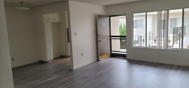Apt 20 living room - Via Del Amo Apartments
