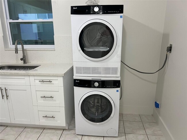 Photo - 951 SW 7th St Unit 4