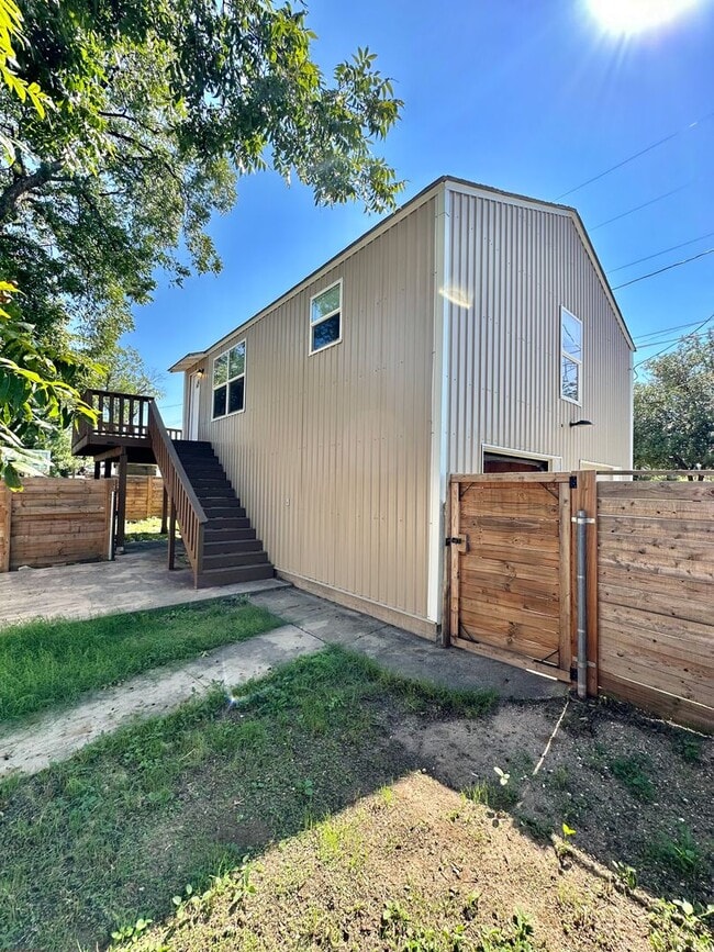 Building Photo - COMING OCTOBER 2025 - Spacious 1-Bedroom A... Rental