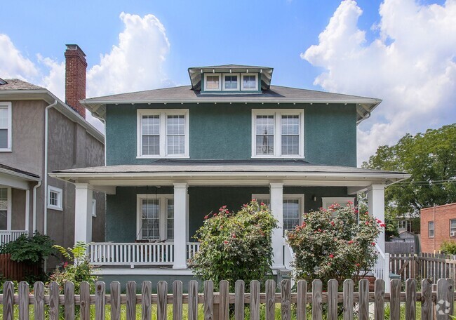 Building Photo - Stylish and Spacious: Renovated 5-Bedroom ... Rental