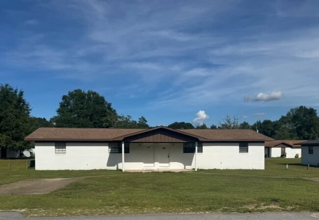 Building Photo - Newly remodeled 2-bedroom, 1-bath duplex in DeFuniak Springs