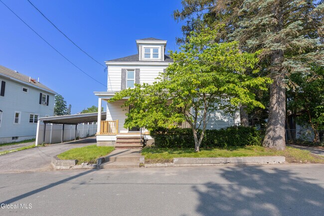 Photo - 465 Bruno St