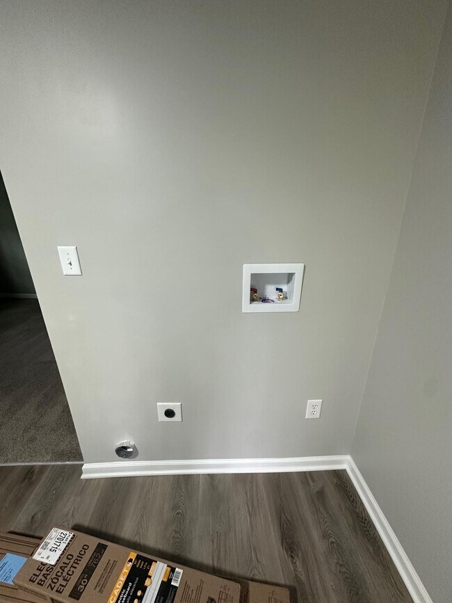 Building Photo - 1st Floor - 3 Bed 1 Bath Unit 2 Rental