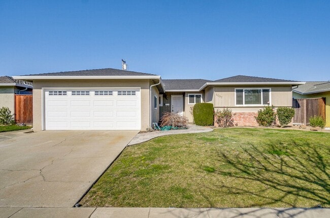 Building Photo - Bright 4BR House - Great Schools - Patio -...
