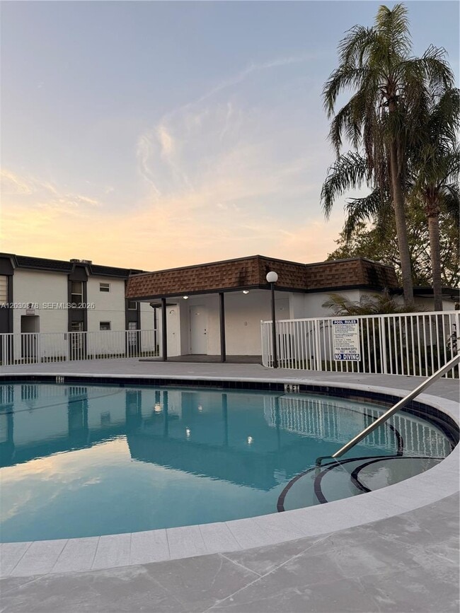 Building Photo - 7250 SW 94th Pl Unit B8