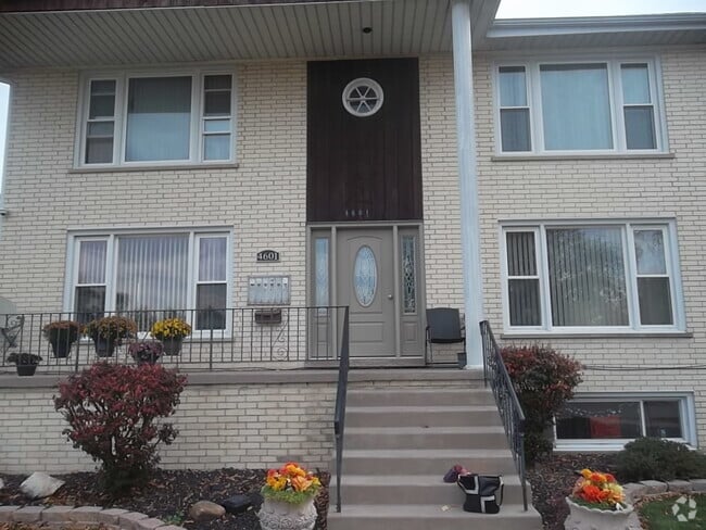 Building Photo - 4601 Forest Ave Unit 2S Rental