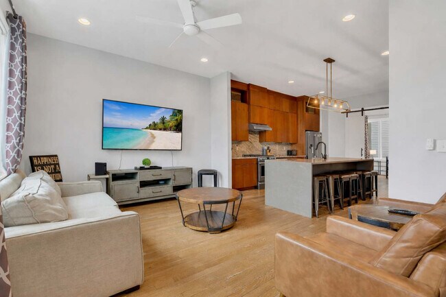 Building Photo - 1122 Argyle Ave