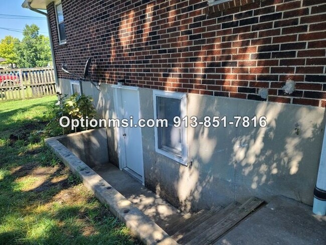 Building Photo - Available NOW in Harrisonville!!