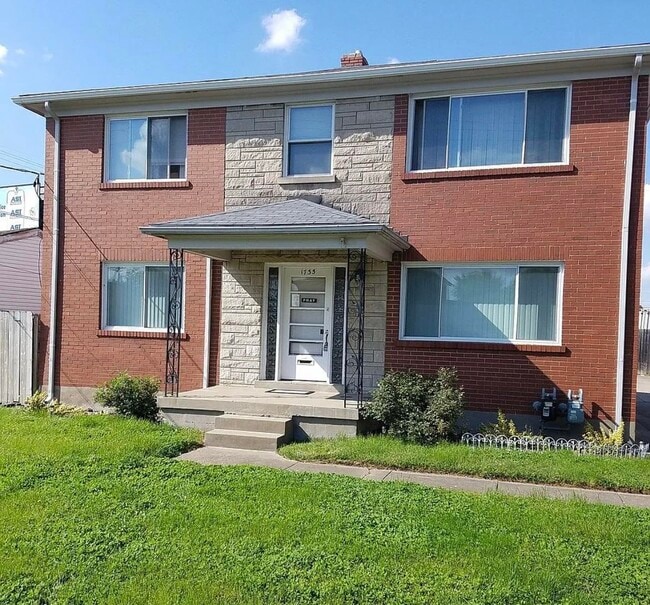 Building Photo - 1733 Bachmann Dr Unit Apt 2
