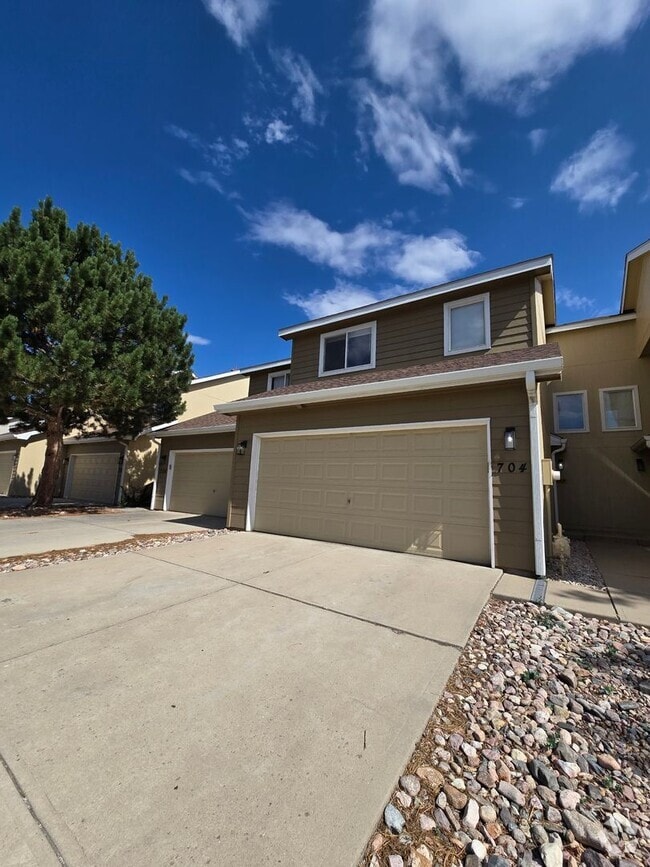 Building Photo - Great Townhome in Windsor