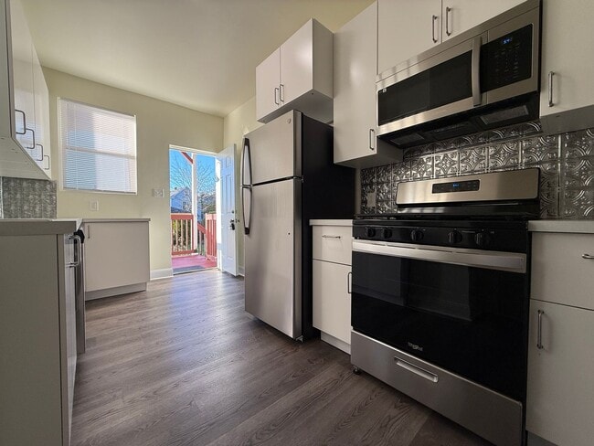 Building Photo - Updated 3BR 1.5 bath house with office/ of...