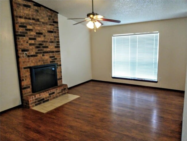 Photo - 121 Stonewood Dr
