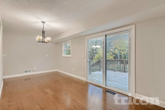 Photo - 7020 Winsdale St