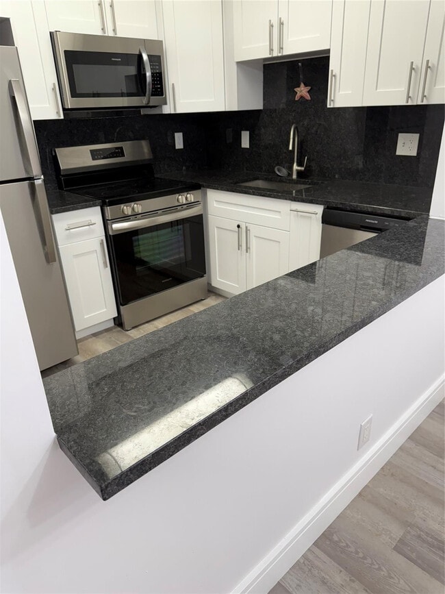 Building Photo - 255 S Cypress Rd Unit 323