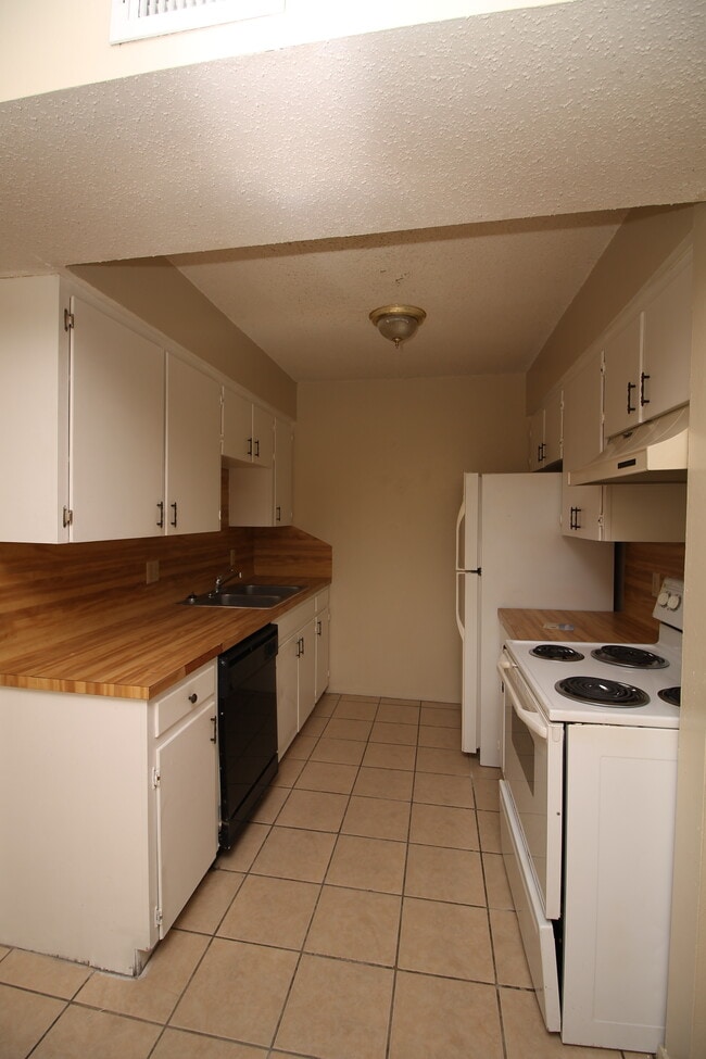 Photo - 612-620 E Hibiscus Ave