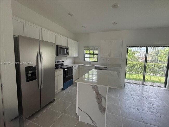 813 SW 11th Ter