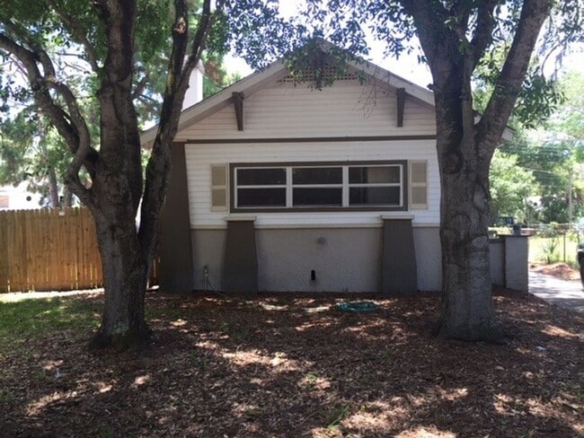 Building Photo - Large 4 bedroom 1 Bath House for rent